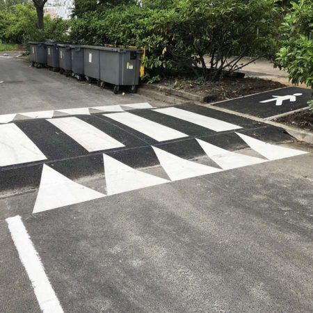 Marquage au sol et signalisation sur la route dans le Val-d'Oise